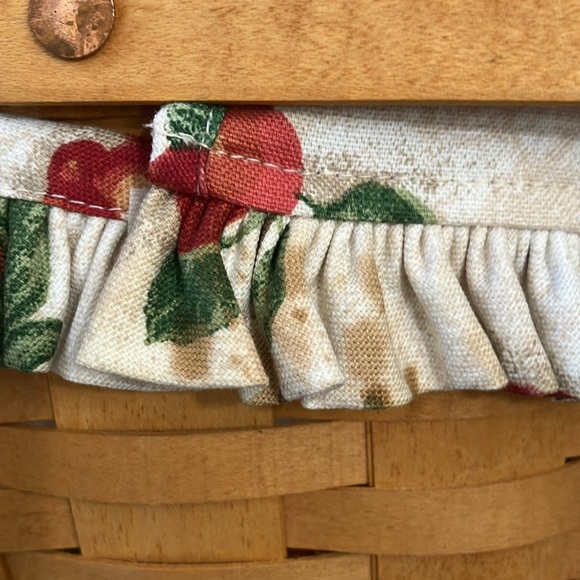 Longaberger Picnic Basket w/ Fabric & Plastic Liner and Wooden Riser - Med size - Picture 6 of 12